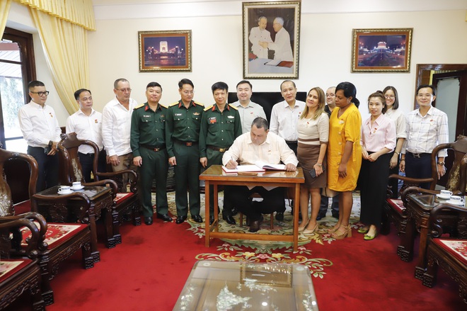 Đoàn công tác Hội Tiểu nông Cuba và TƯ Hội Nông dân Việt Nam vào Lăng viếng Chủ tịch Hồ Chí Minh- Ảnh 5.