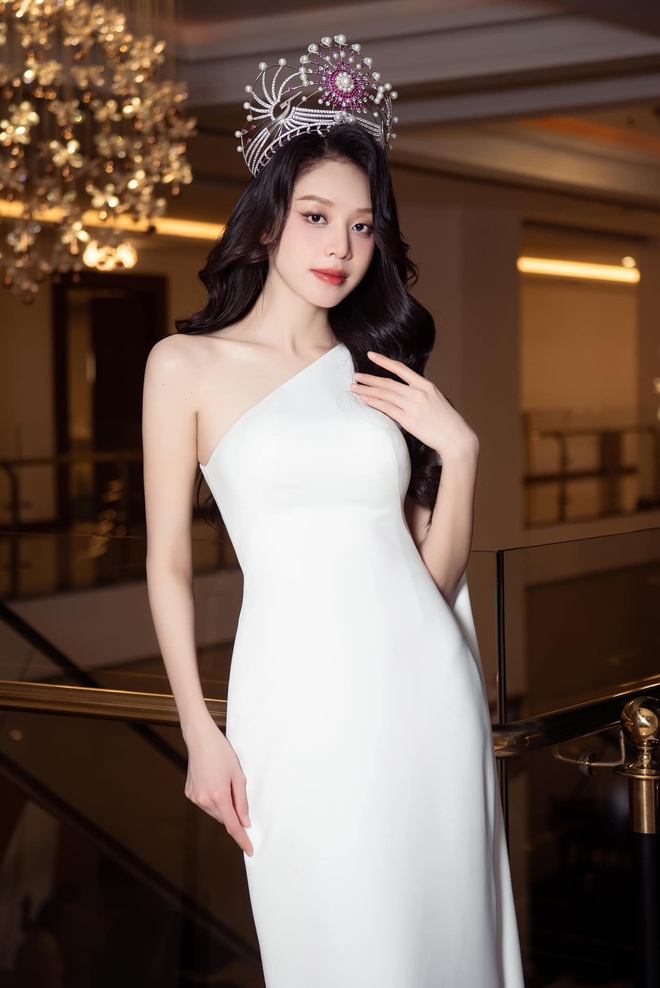 Hoa hậu Kỳ Duyên, Hoa hậu Thanh Thủy "đọ sắc" khi cùng ngày lên đường thi Miss Universe 2024, Miss International 2024 - Ảnh 6.