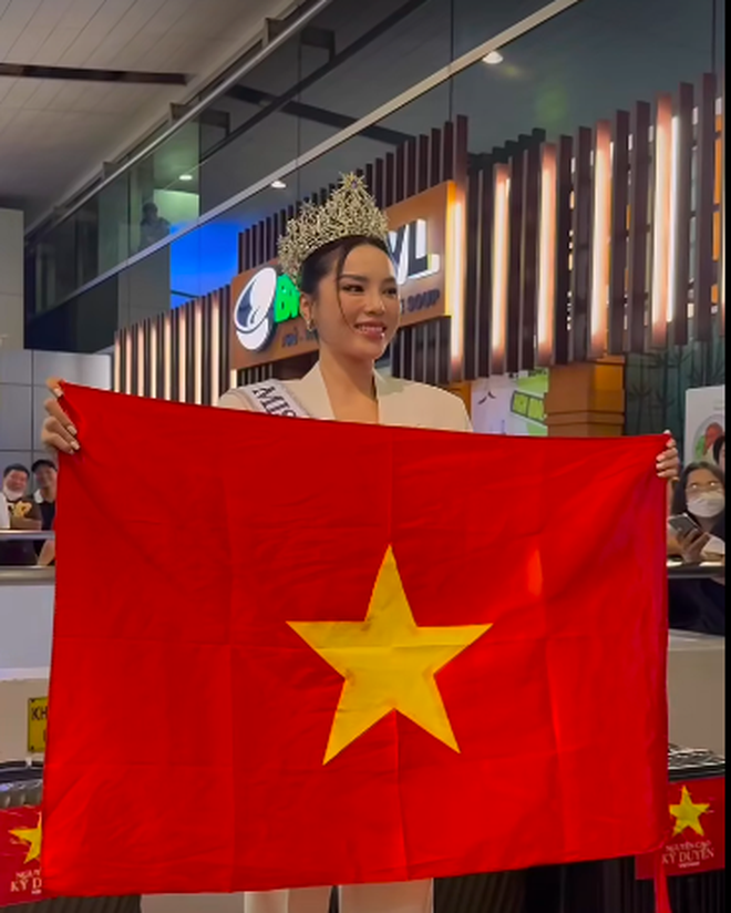 Hoa hậu Kỳ Duyên, Hoa hậu Thanh Thủy "đọ sắc" khi cùng ngày lên đường thi Miss Universe 2024, Miss International 2024 - Ảnh 9.