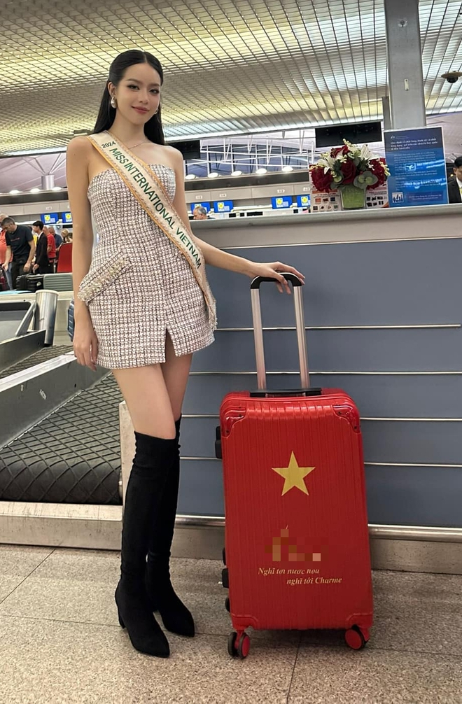 Hoa hậu Kỳ Duyên, Hoa hậu Thanh Thủy "đọ sắc" khi cùng ngày lên đường thi Miss Universe 2024, Miss International 2024 - Ảnh 2.