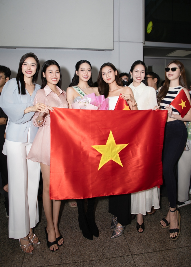 Hoa hậu Kỳ Duyên, Hoa hậu Thanh Thủy "đọ sắc" khi cùng ngày lên đường thi Miss Universe 2024, Miss International 2024 - Ảnh 3.