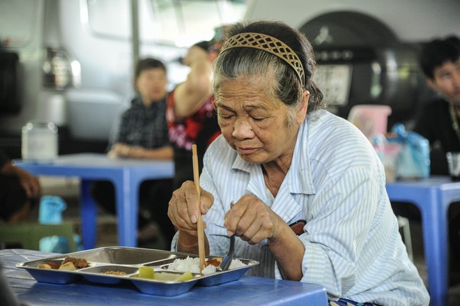 “Phiên Chợ Trái Tim”: Mái nhà của những trái tim thiện nguyện - Ảnh 36.