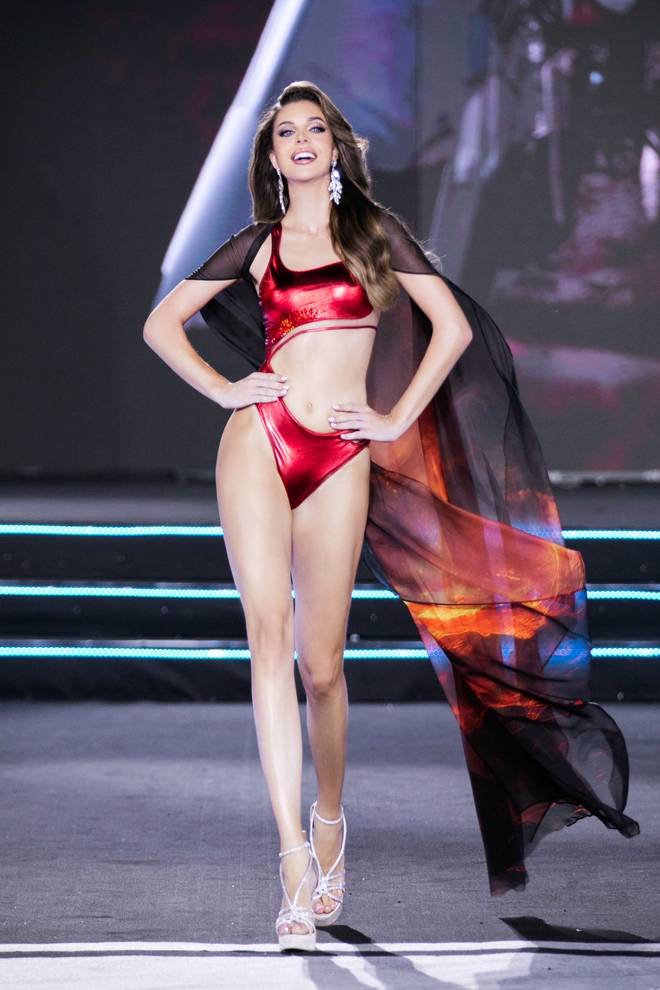 Chung kết Miss Cosmo 2024: Clip Top 21 trình diễn bikini quyến rũ, Bùi Thị Xuân Hạnh nổi bật nhất? - Ảnh 12.