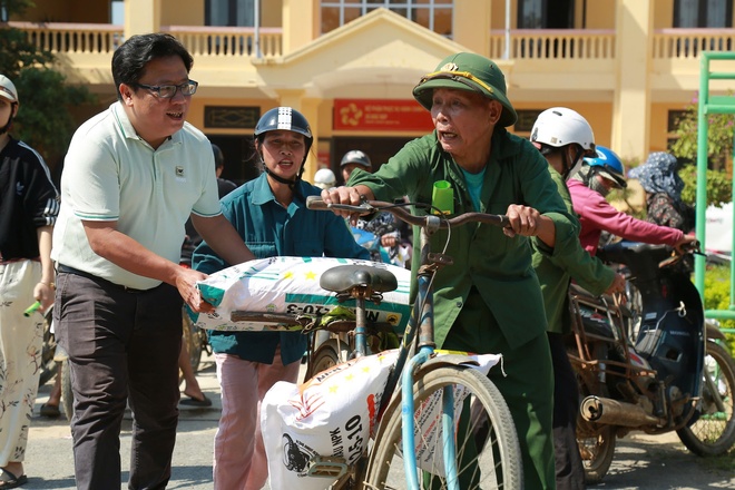 Báo NTNN/Dân Việt mang 40 chuyến hàng cứu trợ về với đồng bào vùng rốn lũ miền Bắc- Ảnh 4.