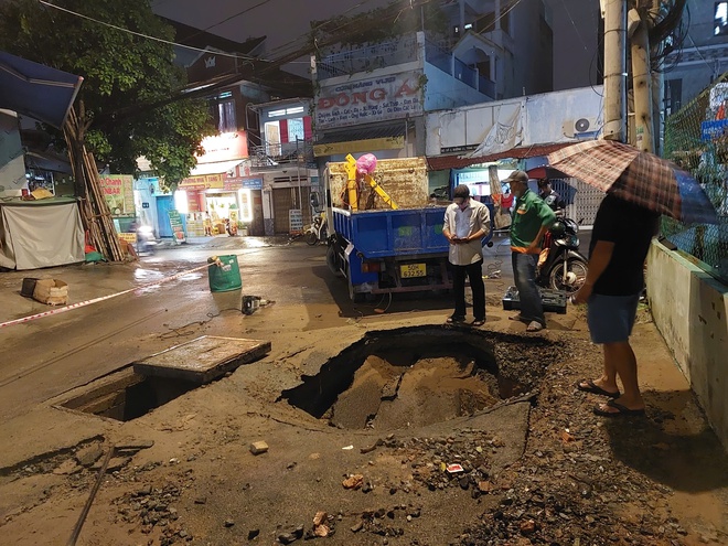 Cận cảnh "hố tử thần" xuất hiện giữa đường trong cơn mưa lớn gây ngập ở Thủ Đức - Ảnh 8.