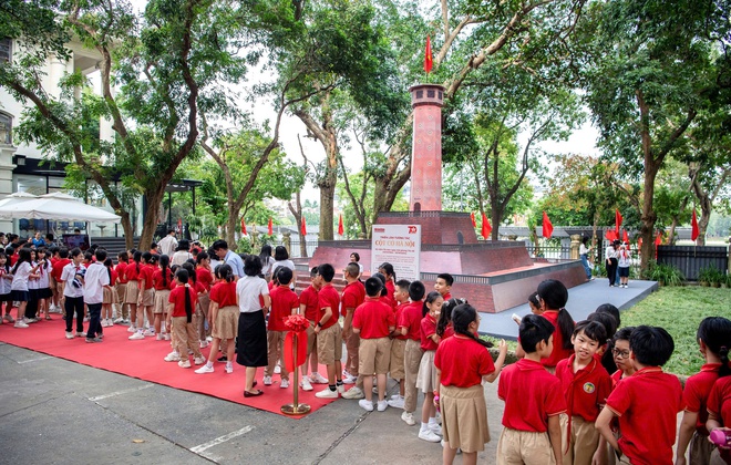 Trải nghiệm cảm giác hòa mình vào đoàn quân tiến về Hà Nội năm 1954 với Triển lãm tương tác Cột cờ Hà Nội  - Ảnh 3.