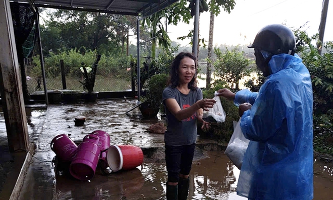 Quảng Ngãi cho lực lượng đưa thực phẩm đến tận nhà người dân vùng ngập bên sông Trà Câu- Ảnh 2.