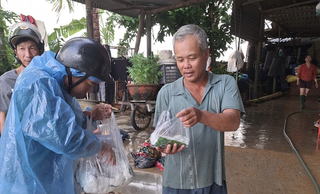 Quảng Ngãi cho lực lượng đưa thực phẩm đến tận nhà người dân vùng ngập bên sông Trà Câu- Ảnh 7.