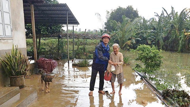 Quảng Ngãi cho lực lượng đưa thực phẩm đến tận nhà người dân vùng ngập bên sông Trà Câu- Ảnh 5.