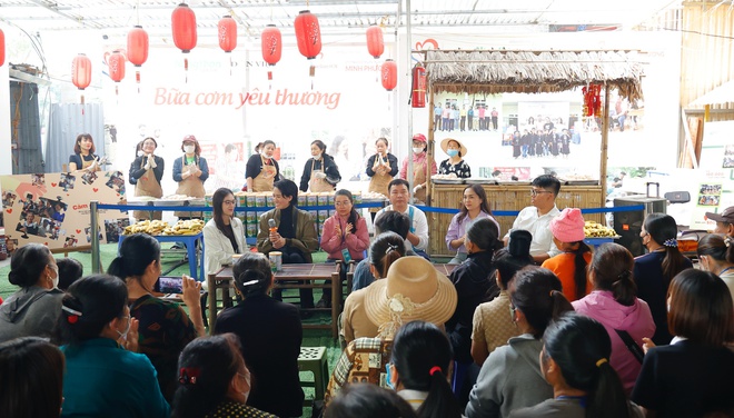 Diễn viên Minh Cúc: "Bữa Cơm Yêu Thương giúp tôi được chia sẻ với những hoàn cảnh khó khăn"- Ảnh 5.