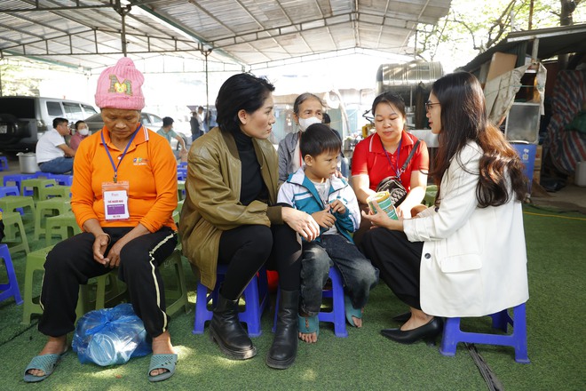 Diễn viên Minh Cúc: "Bữa Cơm Yêu Thương giúp tôi được chia sẻ với những hoàn cảnh khó khăn"- Ảnh 10.