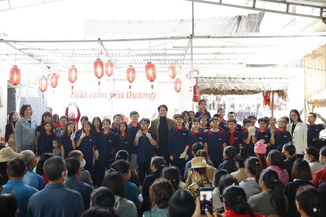 Diễn viên Minh Cúc: "Bữa Cơm Yêu Thương giúp tôi được chia sẻ với những hoàn cảnh khó khăn"- Ảnh 4.