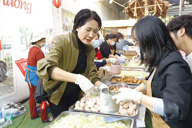 Diễn viên Minh Cúc: "Bữa Cơm Yêu Thương giúp tôi được chia sẻ với những hoàn cảnh khó khăn"- Ảnh 14.