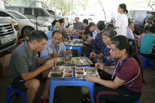 “Chúng tôi muốn góp một phần nhỏ xoa dịu nỗi đau cho bệnh nhân”- Ảnh 10.