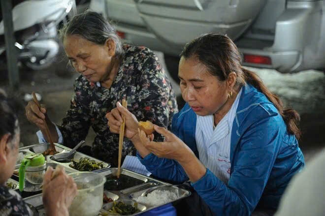 “Chúng tôi muốn góp một phần nhỏ xoa dịu nỗi đau cho bệnh nhân”- Ảnh 9.