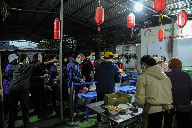 Bữa Cơm Yêu Thương số 87: Nắng ấm nhân ái trong mùa Đông giá rét giữa lòng Thủ đô - Ảnh 1.