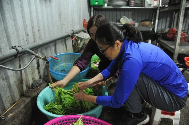 Bữa Cơm Yêu Thương số 87: Nắng ấm nhân ái trong mùa Đông giá rét giữa lòng Thủ đô - Ảnh 12.