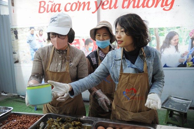 Bữa Cơm Yêu Thương số 87: Nắng ấm nhân ái trong mùa Đông giá rét giữa lòng Thủ đô - Ảnh 23.