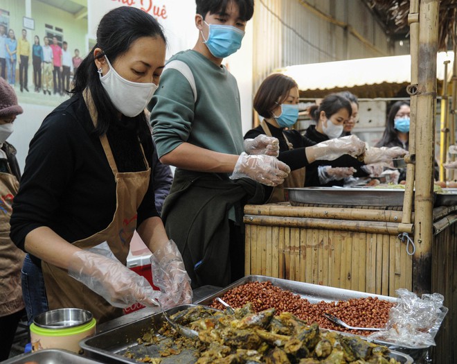 Bữa Cơm Yêu Thương số 87: Nắng ấm nhân ái trong mùa Đông giá rét giữa lòng Thủ đô - Ảnh 24.