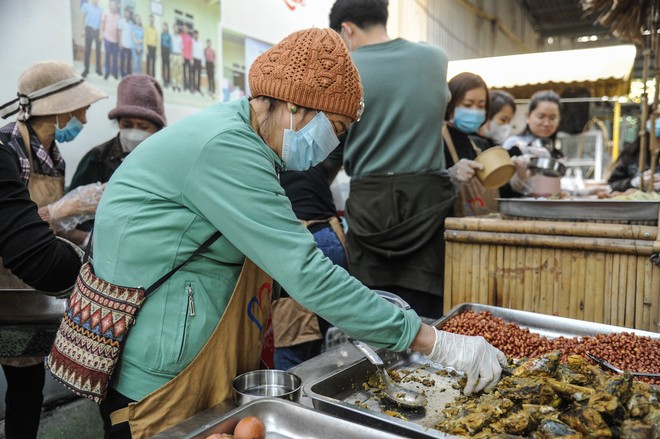 Bữa Cơm Yêu Thương số 87: Nắng ấm nhân ái trong mùa Đông giá rét giữa lòng Thủ đô - Ảnh 26.