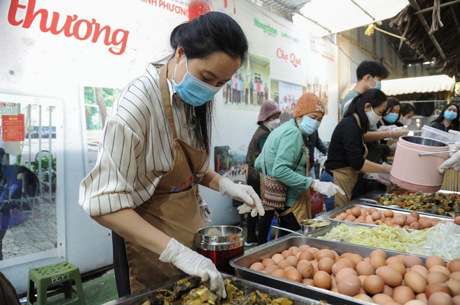 Bữa Cơm Yêu Thương số 87: Nắng ấm nhân ái trong mùa Đông giá rét giữa lòng Thủ đô - Ảnh 27.