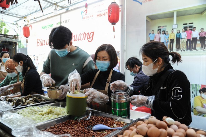 Bữa Cơm Yêu Thương số 87: Nắng ấm nhân ái trong mùa Đông giá rét giữa lòng Thủ đô - Ảnh 28.