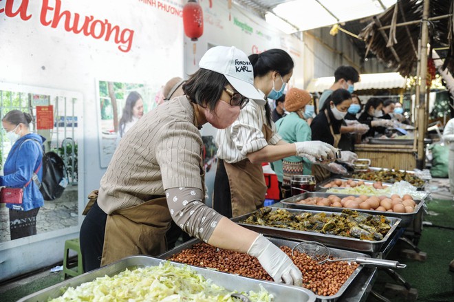 Bữa Cơm Yêu Thương số 87: Nắng ấm nhân ái trong mùa Đông giá rét giữa lòng Thủ đô - Ảnh 29.