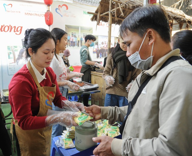 Bữa Cơm Yêu Thương số 87: Nắng ấm nhân ái trong mùa Đông giá rét giữa lòng Thủ đô - Ảnh 31.