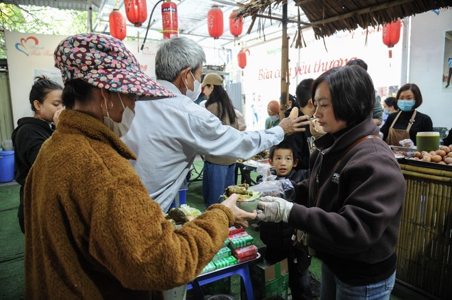 Bữa Cơm Yêu Thương số 87: Nắng ấm nhân ái trong mùa Đông giá rét giữa lòng Thủ đô - Ảnh 35.