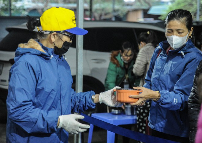 Bữa Cơm Yêu Thương số 87: Nắng ấm nhân ái trong mùa Đông giá rét giữa lòng Thủ đô - Ảnh 4.