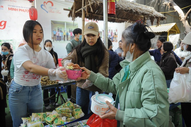 Bữa Cơm Yêu Thương số 87: Nắng ấm nhân ái trong mùa Đông giá rét giữa lòng Thủ đô - Ảnh 41.