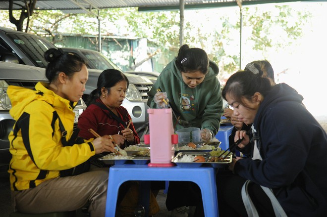 Bữa Cơm Yêu Thương số 87: Nắng ấm nhân ái trong mùa Đông giá rét giữa lòng Thủ đô - Ảnh 47.