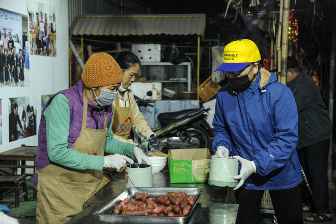 Bữa Cơm Yêu Thương số 87: Nắng ấm nhân ái trong mùa Đông giá rét giữa lòng Thủ đô - Ảnh 7.