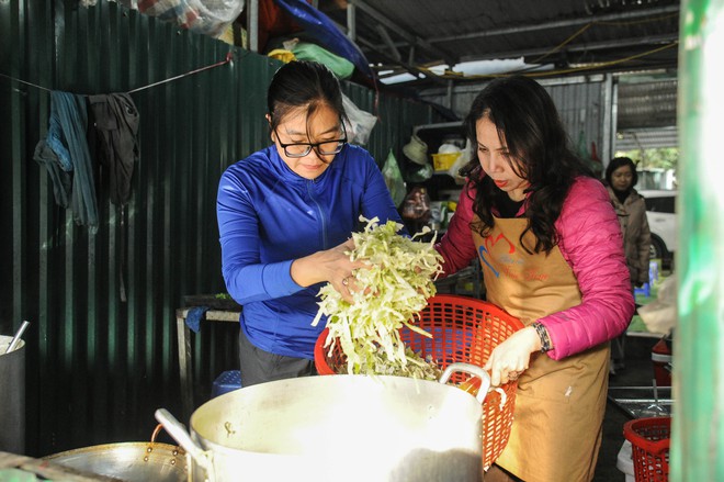 Bữa Cơm Yêu Thương số 87: Nắng ấm nhân ái trong mùa Đông giá rét giữa lòng Thủ đô - Ảnh 8.