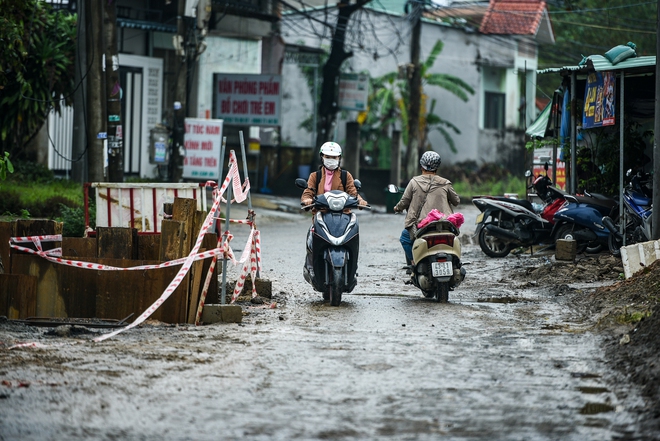 Người dân "diễn xiếc" khi đi qua con đường đau khổ ở Đà Nẵng - Ảnh 3.