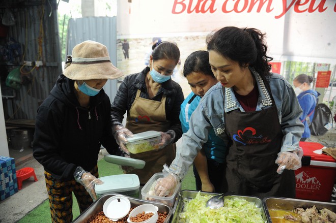 Bữa Cơm Yêu Thương số 84: Mang hơi ấm cho bệnh nhân trong từng suất cơm nghĩa tình- Ảnh 25.