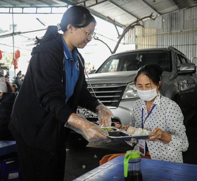 Bữa Cơm Yêu Thương số 84: Mang hơi ấm cho bệnh nhân trong từng suất cơm nghĩa tình- Ảnh 36.