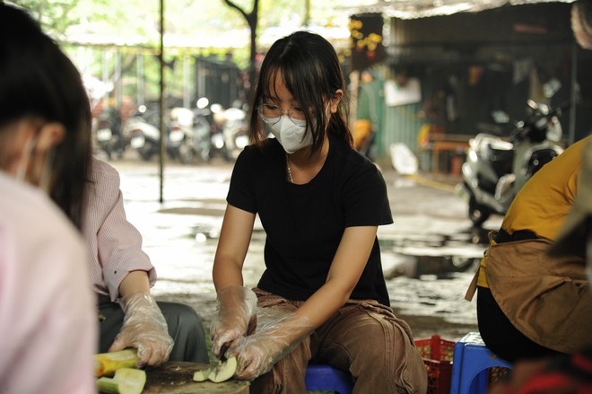 Mùa hè yêu thương: Sức trẻ chung tay mang bữa cơm miễn phí đến cộng đồng- Ảnh 15.