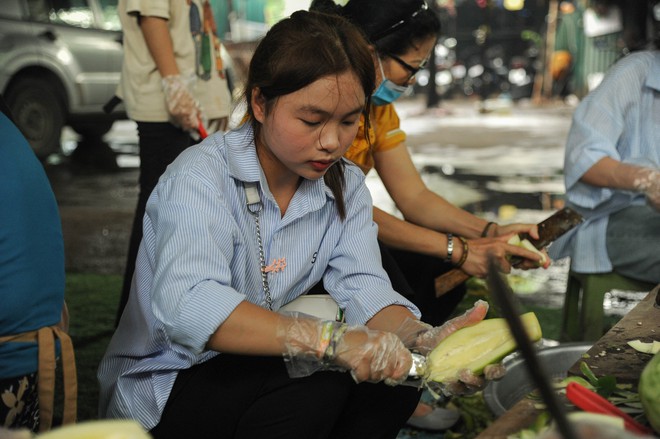 Mùa hè yêu thương: Sức trẻ chung tay mang bữa cơm miễn phí đến cộng đồng- Ảnh 14.