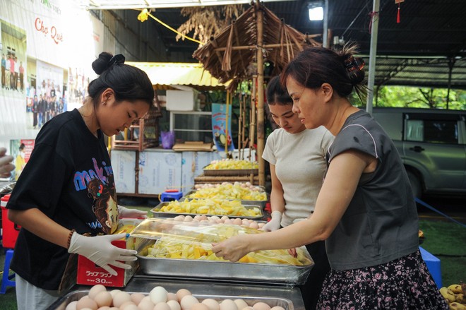 Mùa hè yêu thương: Sức trẻ chung tay mang bữa cơm miễn phí đến cộng đồng- Ảnh 42.