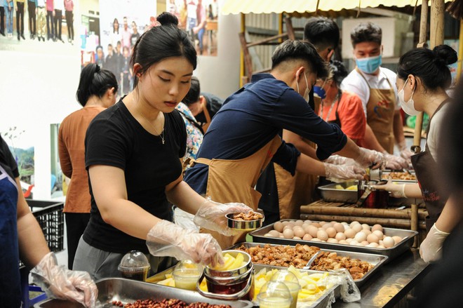 Mùa hè yêu thương: Sức trẻ chung tay mang bữa cơm miễn phí đến cộng đồng- Ảnh 46.