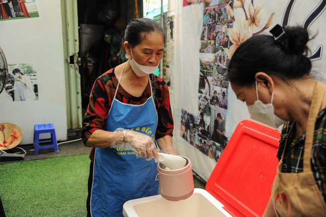 Mùa hè yêu thương: Sức trẻ chung tay mang bữa cơm miễn phí đến cộng đồng- Ảnh 52.