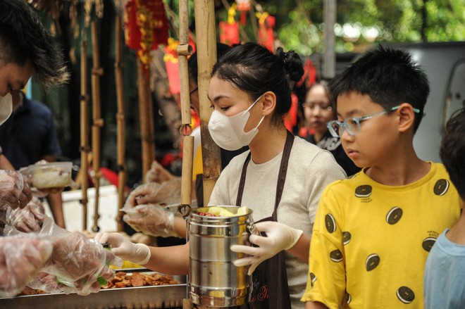 Mùa hè yêu thương: Sức trẻ chung tay mang bữa cơm miễn phí đến cộng đồng- Ảnh 53.