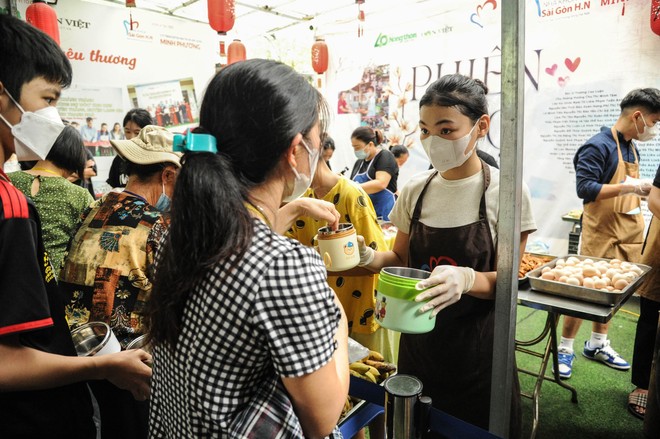 Mùa hè yêu thương: Sức trẻ chung tay mang bữa cơm miễn phí đến cộng đồng- Ảnh 63.