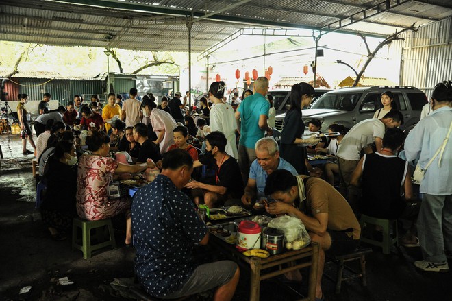 Mùa hè yêu thương: Sức trẻ chung tay mang bữa cơm miễn phí đến cộng đồng- Ảnh 65.