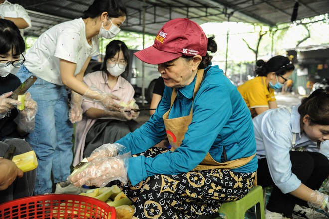 Mùa hè yêu thương: Sức trẻ chung tay mang bữa cơm miễn phí đến cộng đồng- Ảnh 7.