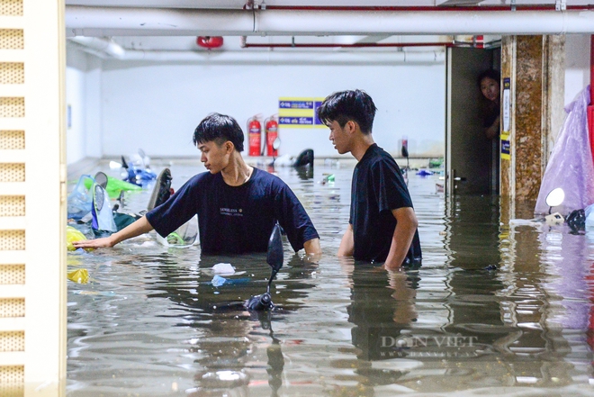 Hàng chục chiếc xe máy chìm nghỉm trong hầm chung cư mini, người dân chật vật "bơi" cứu tài sản- Ảnh 3.