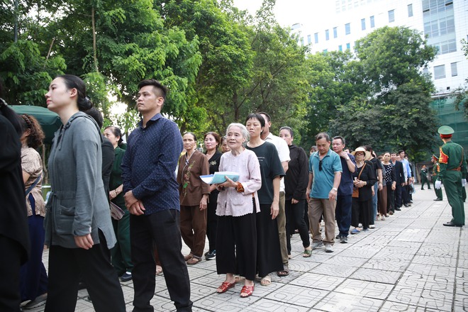 Dòng người dài vô tận, nhiều người bật khóc khi vào viếng Tổng Bí thư Nguyễn Phú Trọng- Ảnh 10.