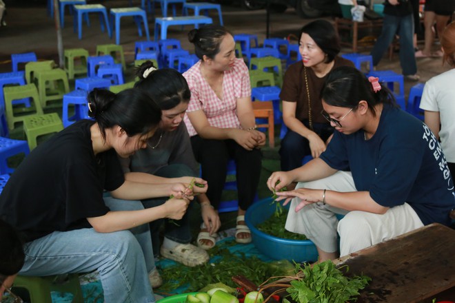 “Bữa Cơm Yêu Thương”: Người nhà bệnh nhân sẵn sàng nhường cơm sẻ áo gây xúc động- Ảnh 11.