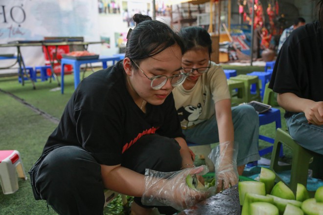 “Bữa Cơm Yêu Thương”: Người nhà bệnh nhân sẵn sàng nhường cơm sẻ áo gây xúc động- Ảnh 13.